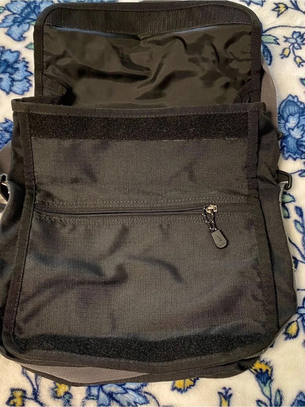 Vintage Y2K Nike ACG Crossbody Tech Messenger Side Bag Athletic Laptop 13x9”